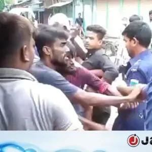 পুলিশের সঙ্গে ধস্তাধস্তি, যুবলীগ নেতাকে ছিনিয়ে নিলেন কর্মী-সমর্থকরা