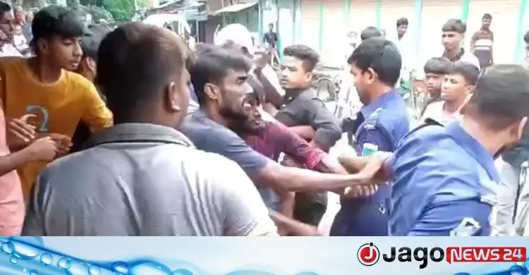পুলিশের সঙ্গে ধস্তাধস্তি, যুবলীগ নেতাকে ছিনিয়ে নিলেন কর্মী-সমর্থকরা