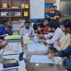 স্বামীকে দিয়ে ক্যাম্পাসের বাসে হামলার অভিযোগে ঢাবি ছাত্রীর নামে মামলা