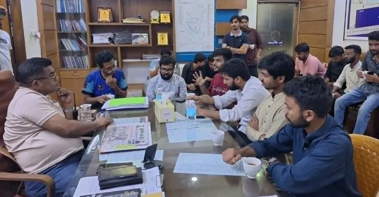 স্বামীকে দিয়ে ক্যাম্পাসের বাসে হামলার অভিযোগে ঢাবি ছাত্রীর নামে মামলা