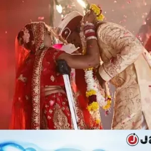 ২১ বছর সংসারের পর স্ত্রীকে প্রেমিকের হাতে তুলে দিলেন স্বামী