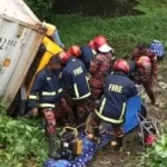 নিয়ন্ত্রণ হারিয়ে খাদে কাভার্ডভ্যান, ভেতরে আটকা চালক ৪ ঘণ্টা পর উদ্ধার