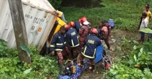 নিয়ন্ত্রণ হারিয়ে খাদে কাভার্ডভ্যান, ভেতরে আটকা চালক ৪ ঘণ্টা পর উদ্ধার