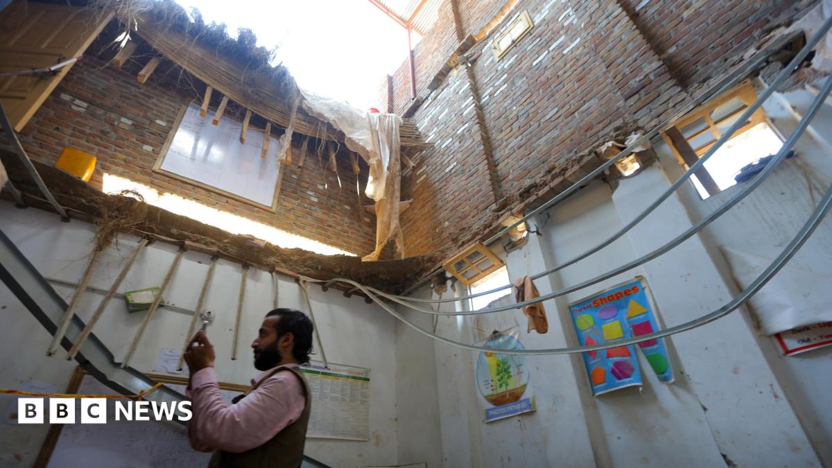 Watch: ‘Cracking’ heard earlier than Pakistan faculty roof collapse